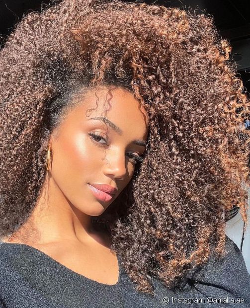 25 belles photos d'une brune éclairée aux cheveux bouclés et à la peau noire