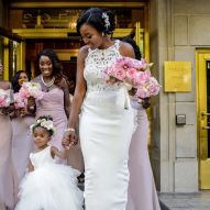 Peinados para damas de honor rizadas: estilos para que las niñas rockeen la boda