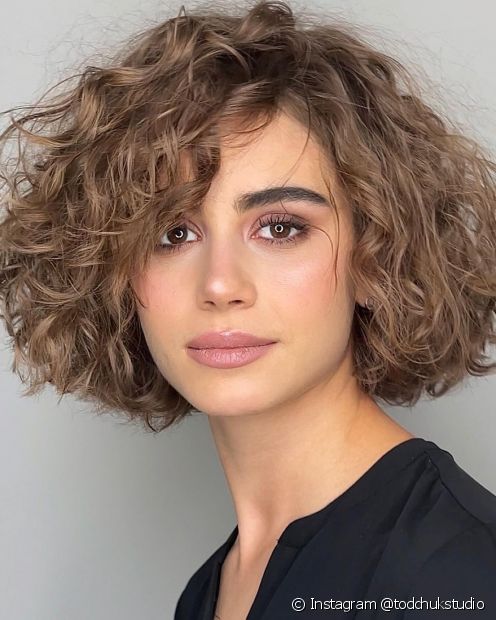 Short bob wavy hair: 18 photos of the short cut + styling tips