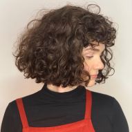 Cheveux ondulés au carré court : 18 photos de la coupe courte + conseils de coiffage