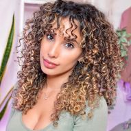 Hair reconstruction: learn how to treat curly and frizzy hair