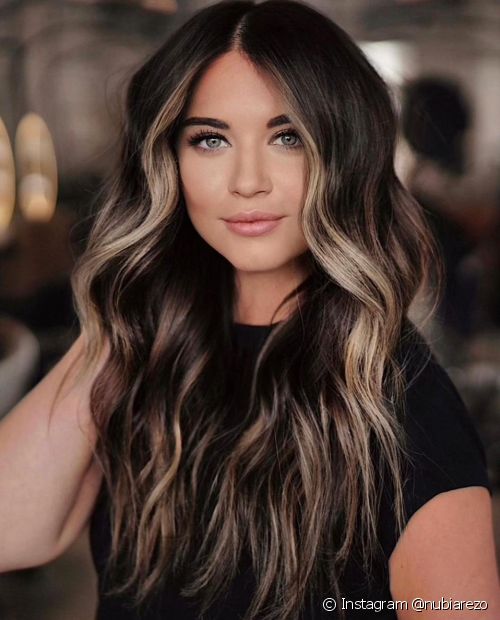 These 25 photos of black hair with highlights will convince you to lighten your strands in 2022