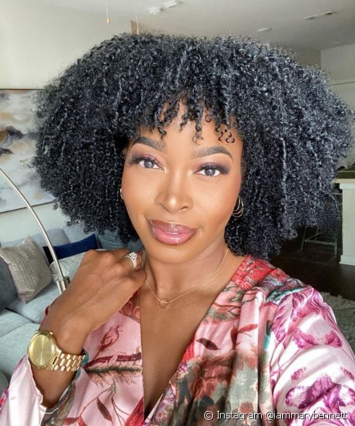 Curly bluish black hair: 15 photos to inspire and bet on dark curls