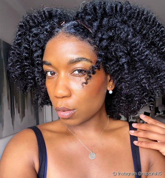 Curly bluish black hair: 15 photos to inspire and bet on dark curls