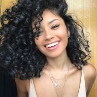 Curly bluish black hair: 15 photos to inspire and bet on dark curls