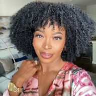 Curly bluish black hair: 15 photos to inspire and bet on dark curls