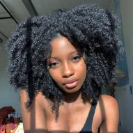 Curly bluish black hair: 15 photos to inspire and bet on dark curls