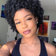 Curly bluish black hair: 15 photos to inspire and bet on dark curls