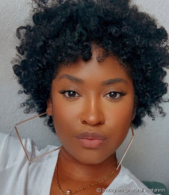 Curly bluish black hair: 15 photos to inspire and bet on dark curls