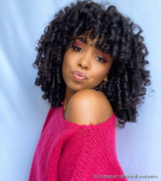 Curly bluish black hair: 15 photos to inspire and bet on dark curls