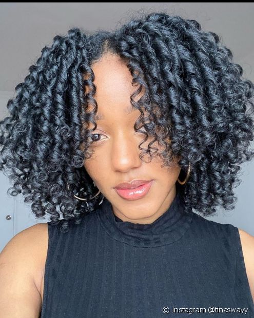 Curly bluish black hair: 15 photos to inspire and bet on dark curls