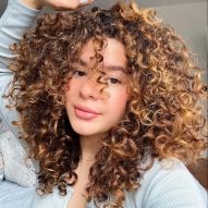 Curly hair with layered cut: learn all about the style and how to care for the curls