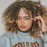 Curly hair with layered cut: learn all about the style and how to care for the curls