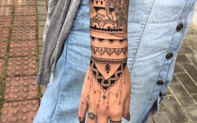 The best ideas to get a tattoo for women on the wrist