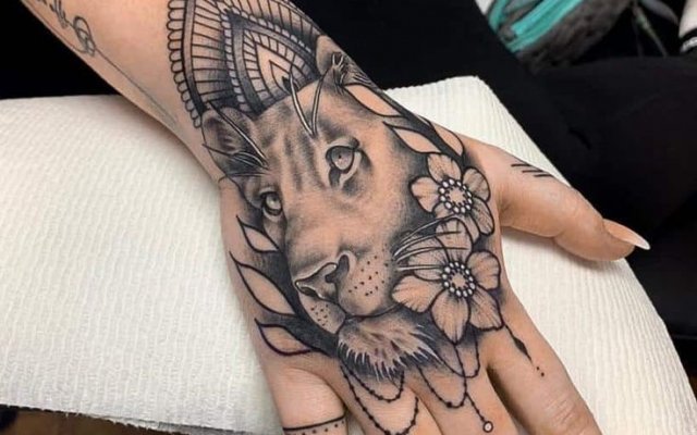The best ideas to get a tattoo for women on the wrist