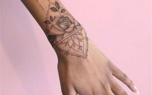 The best ideas to get a tattoo for women on the wrist