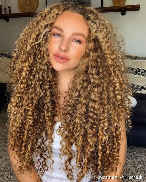How to make tape on long curly hair? Learn 6 tricks!