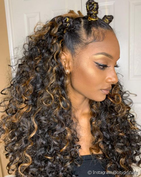 Long golden curly hair: 10 photos to inspire and tips to achieve the highlighted color