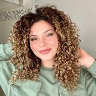 Long golden curly hair: 10 photos to inspire and tips to achieve the highlighted color