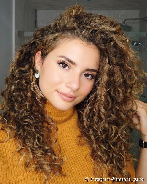 Long golden curly hair: 10 photos to inspire and tips to achieve the highlighted color