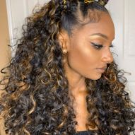 Long golden curly hair: 10 photos to inspire and tips to achieve the highlighted color