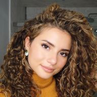 Long golden curly hair: 10 photos to inspire and tips to achieve the highlighted color