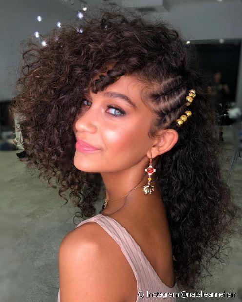 Loose curly hair with braid: 4 ideas to use at parties, graduations and weddings