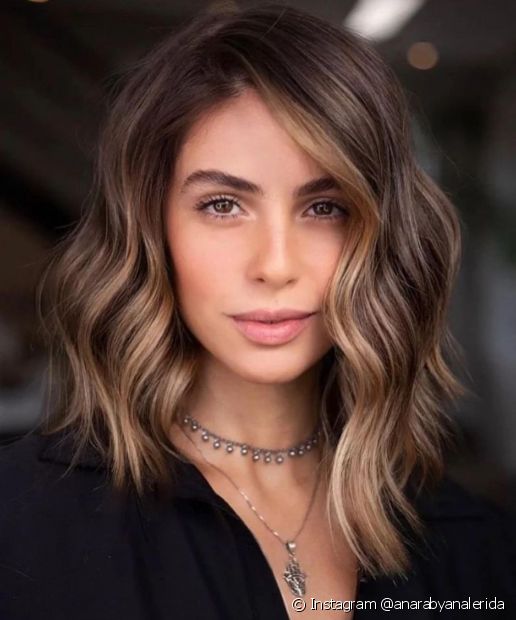 Long bob with lit brunette: 20 beautiful photos of the color and cut combination