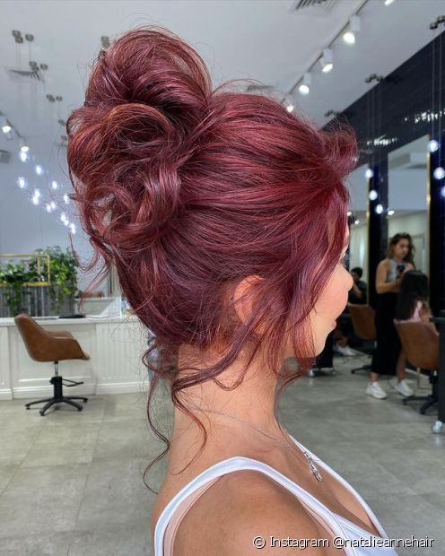 Bridesmaid hairstyle with bun: 6 options to use on the day of the wedding ceremony