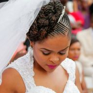 Coiffures de mariage avec box braids : apprenez à porter des tresses le jour J + 10 photos pour vous inspirer !