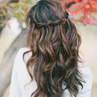 Novia morena: peinados para realzar el cabello oscuro en la boda