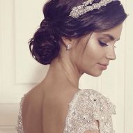 Brunette bride: hairstyles to enhance dark hair at the wedding