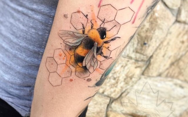 Des tatouages à l'aquarelle pour échapper aux clichés