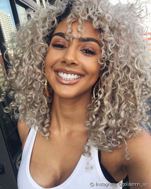 Platinum curly hair: the care you need to take with the strands before and after the transformation