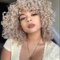 Platinum curly hair: the care you need to take with the strands before and after the transformation
