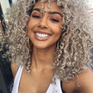 Platinum curly hair: the care you need to take with the strands before and after the transformation