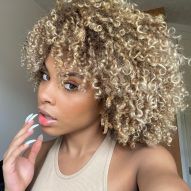 Platinum curly hair: the care you need to take with the strands before and after the transformation