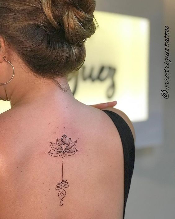 60 inspirations pour les tatouages du dos des femmes
