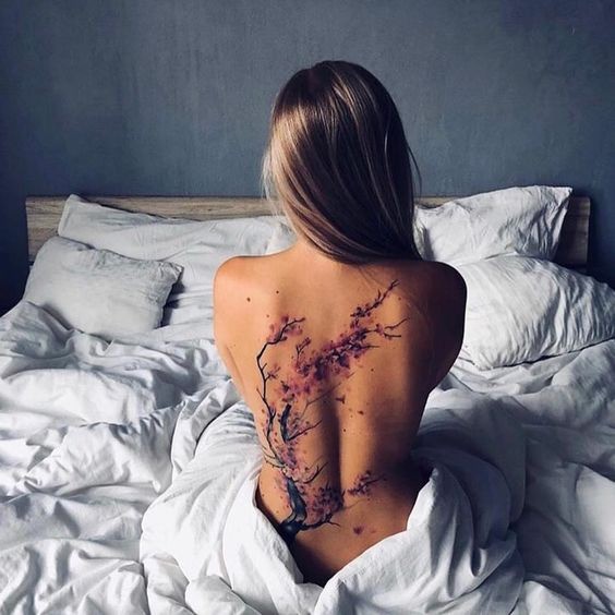 60 inspirations pour les tatouages du dos des femmes