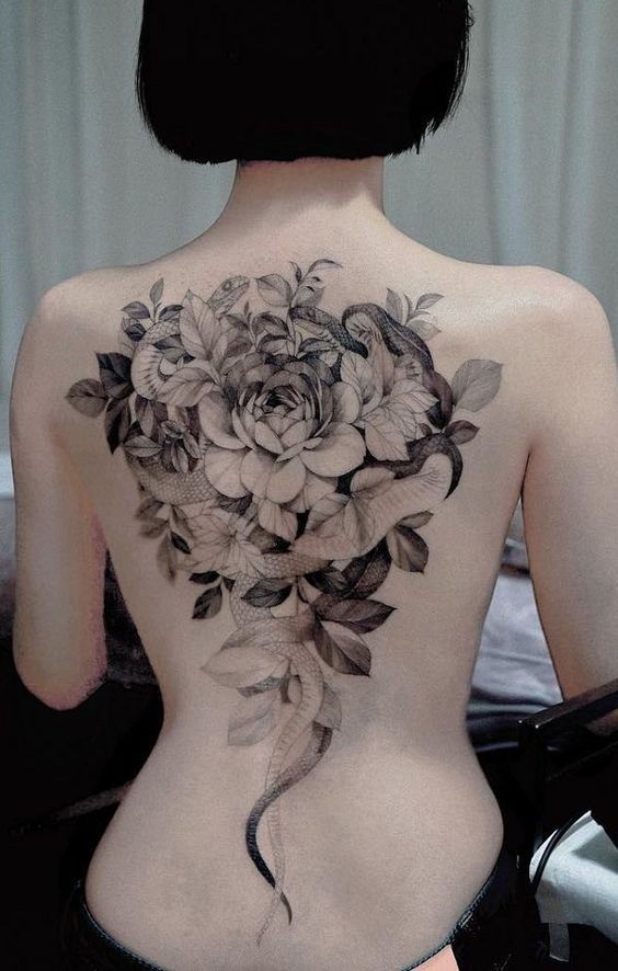 60 inspirations pour les tatouages du dos des femmes