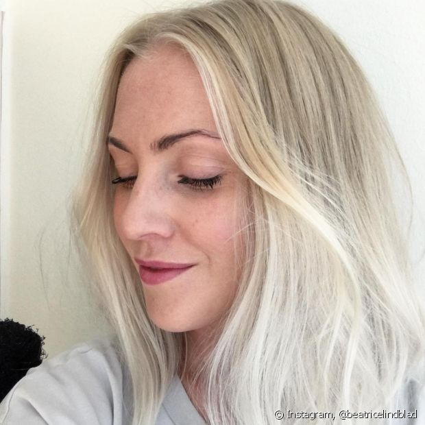 Glitter bath for blonde hair: learn the step-by-step recipe to enhance light strands