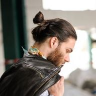 Cheveux longs pour hommes : conseils de coupe et comment prendre soin des cheveux