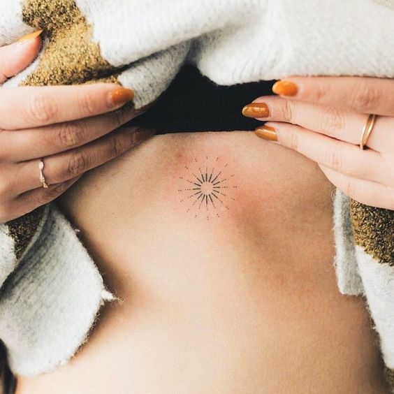 Underboob tattoo: inspirations to go for the tattoo between the breasts!