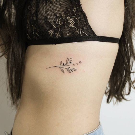 Tatuaggio underboob: ispirazioni per un tatuaggio tra i seni!