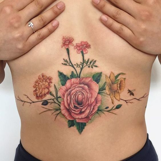 Underboob tattoo: inspirations to go for the tattoo between the breasts!