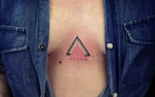 Tatouage sous le sein : inspirations pour se faire tatouer entre les seins !