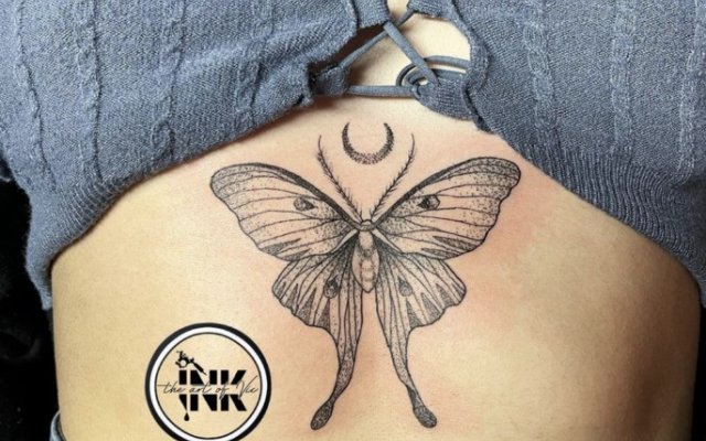 Underboob tattoo: inspirations to go for the tattoo between the breasts!