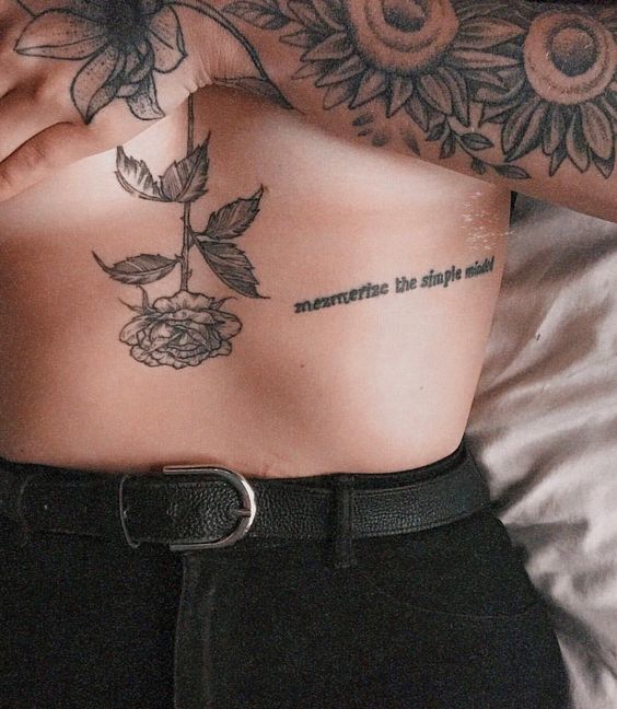 Tatuaje underboob: ¡inspiraciones para apostar por el tatuaje entre los senos!