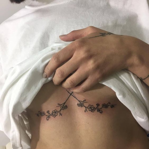Underboob tattoo: inspirations to go for the tattoo between the breasts!