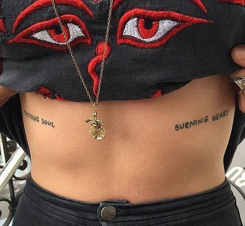 Underboob tattoo: inspirations to go for the tattoo between the breasts!